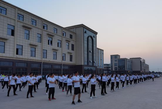 龙胜管曹县运营中心为弘扬全民健身运动，竟组建了一支“400人舞团”